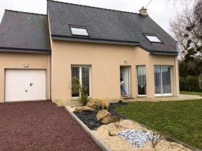 Maison chaleureuse à Bréville-sur-Mer avec jardin privé.